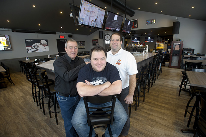 André Thompson, Luc Laplante et Pierre Moore, les trois associés, dans la salle du Stanley devant le bar