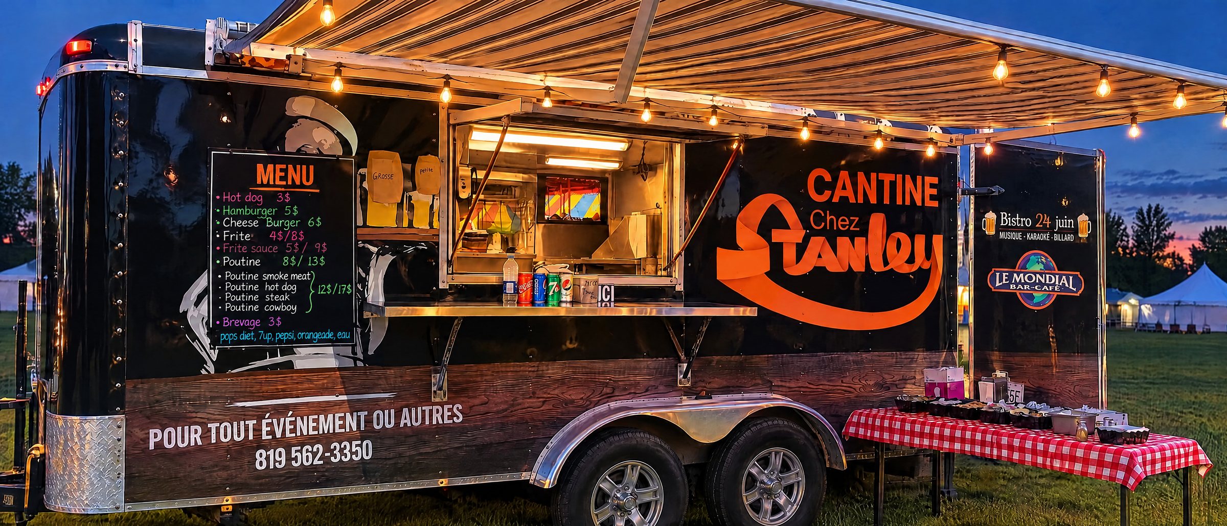 La Cantine Chez Stanley, le food truck du Stanley, au crépuscule : auvent déployé, guirlandes allumées, comptoir ouvert et tableau du menu à la craie
