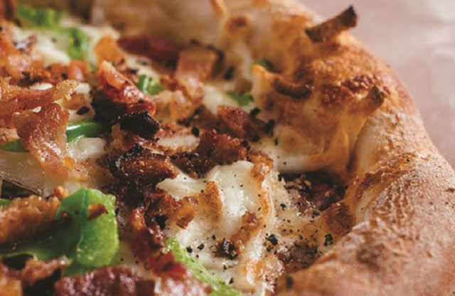 Pizza garnie de bacon, de poivrons verts et de fromage fondu
