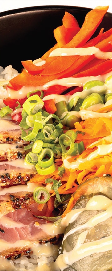 Bol poké du Stanley : riz, poivrons rouges, oignons verts, carottes et mayonnaise