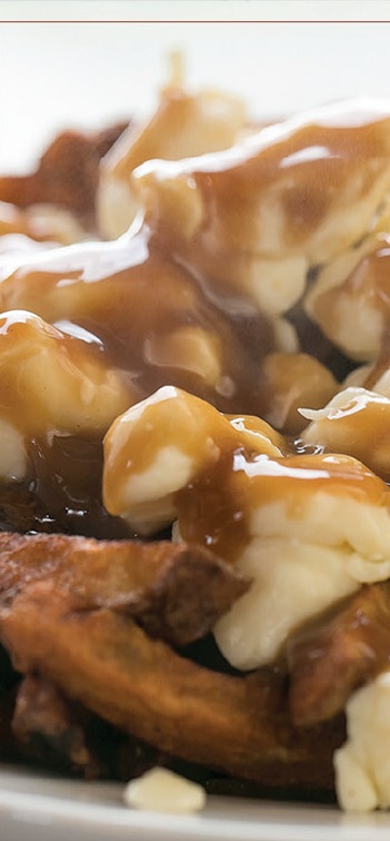 Poutine aux frites maison, fromage en grains et sauce brune