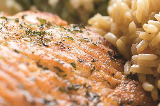 Filet de saumon grillé aux fines herbes, avec du riz