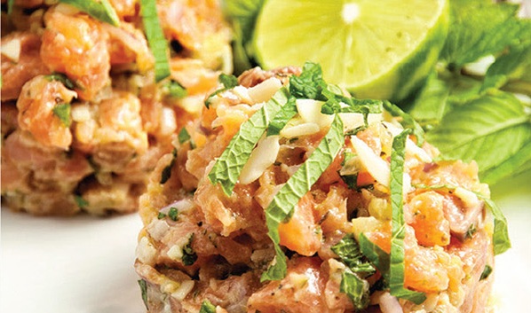 Tartare de saumon garni de fines herbes et de lime