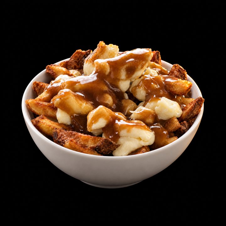 Une poutine dans un bol blanc : frites, fromage en grains et sauce brune