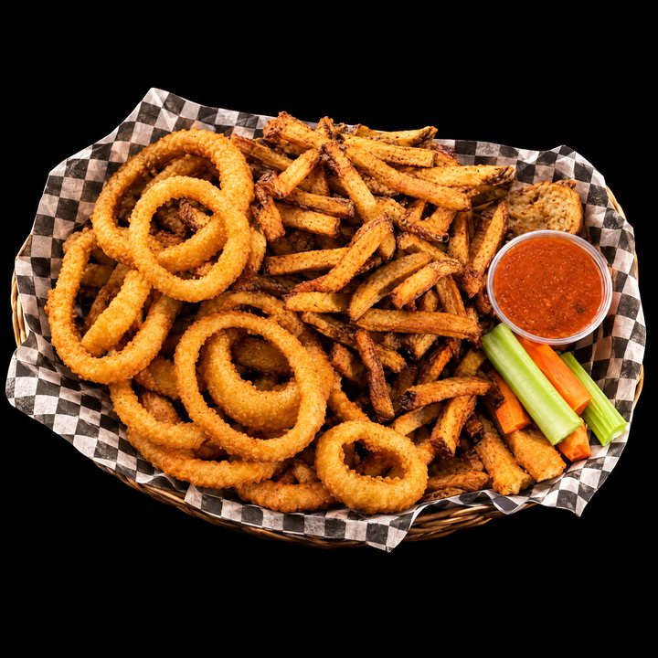 Un panier à partager : rondelles d'oignon, frites, bâtonnets de céleri et de carotte, petite sauce rouge